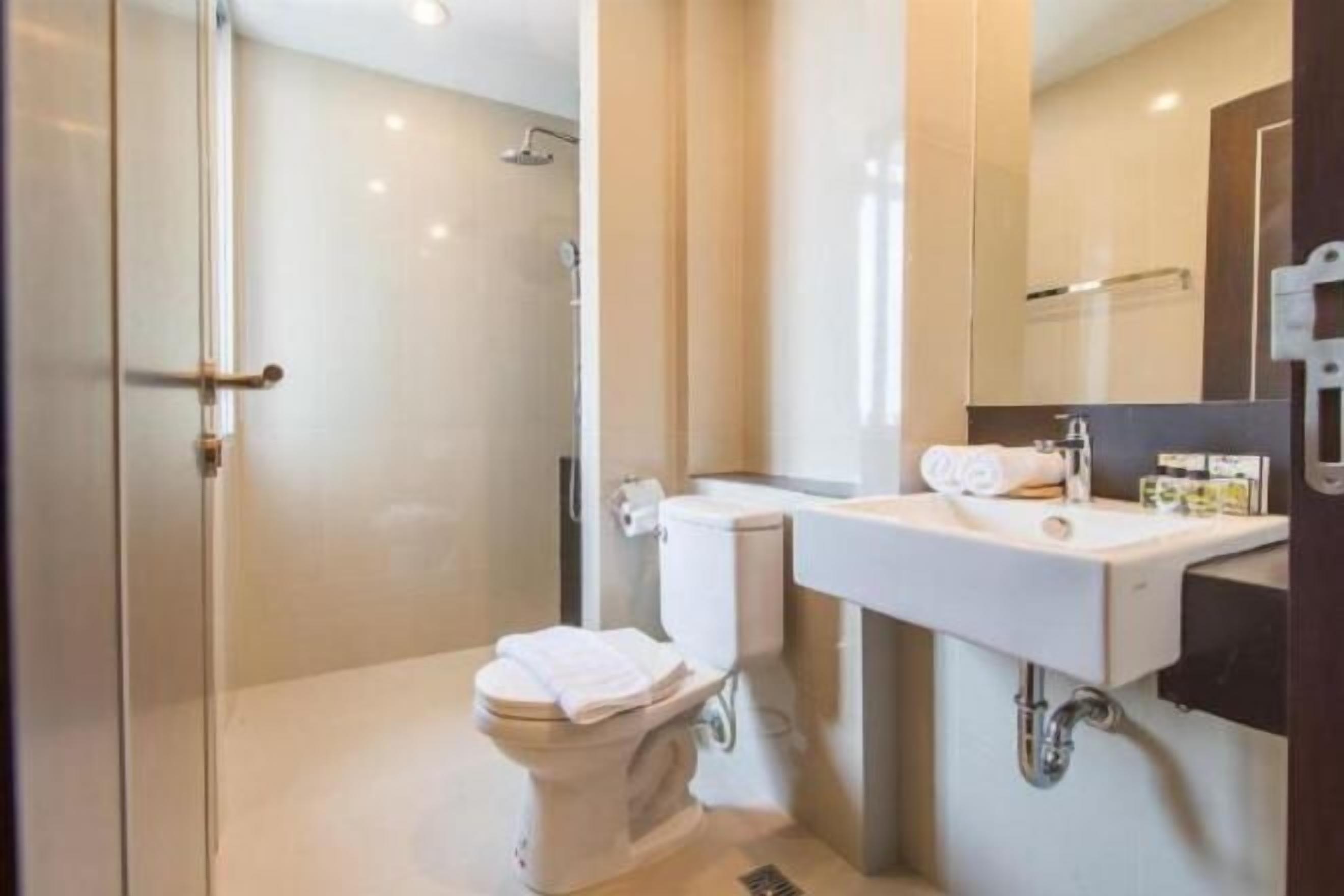 Baño | Regadera, amenidades de baño gratuitas, secadora de cabello, toallas 