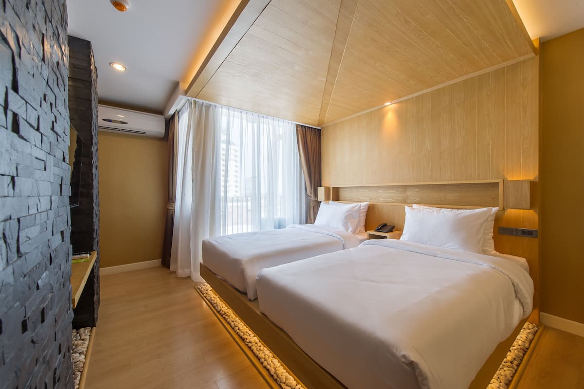 Standaard Twin kamer, balkon | Een minibar, een kluis op de kamer, een bureau, gratis babybedden