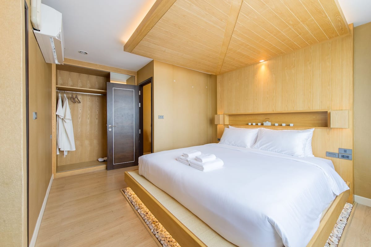 Deluxe tweepersoonskamer, balkon | Een minibar, een kluis op de kamer, een bureau, gratis babybedden