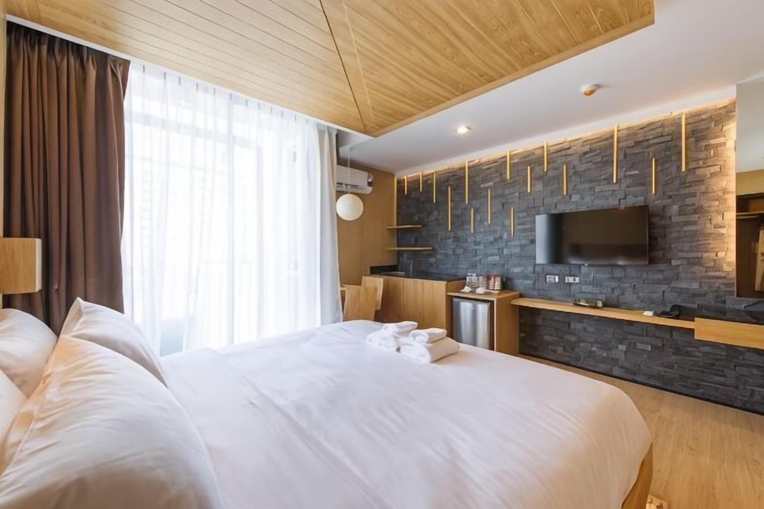Minibar, in-room safe, desk, free cribs/infant beds
