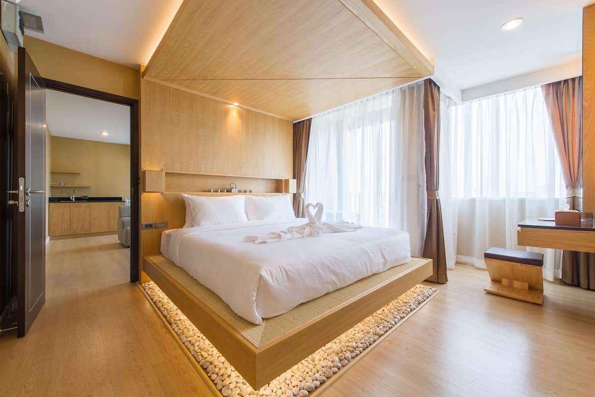 Suite, balkon | Een minibar, een kluis op de kamer, een bureau, gratis babybedden