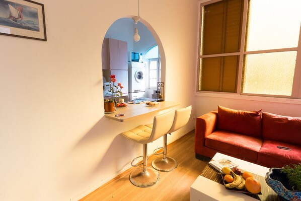 Apartment, 2 Bedrooms, Kitchen | Private kitchen | Full-size fridge, microwave, stovetop, coffee/tea maker