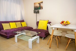 Leilighet – panorama, 1 soverom, terrasse, sjøutsikt | Oppholdsrom | Flatskjerm-TV