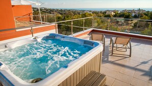 Outdoor spa tub - New Day Apartments (Anarvagos)