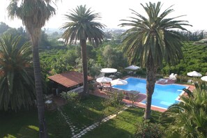 Outdoor pool, pool umbrellas, pool loungers - Oasis Guesthouse (Chania)