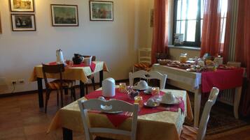 Free daily continental breakfast