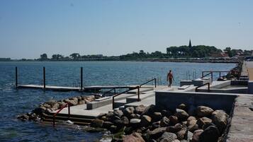In Strandnähe, weißer Sandstrand