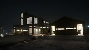 Overnatningsstedets facade – aften/nat