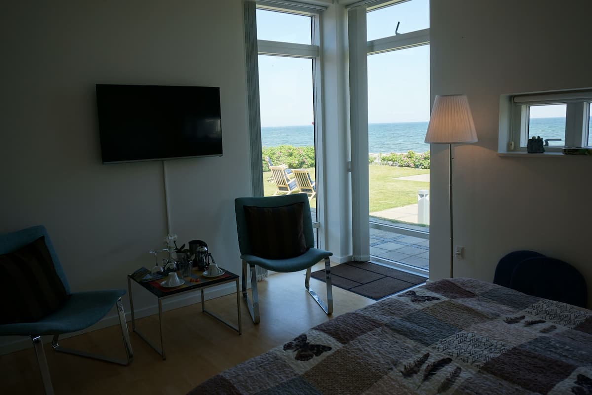 desk, cots/infant beds, rollaway beds, free wifi