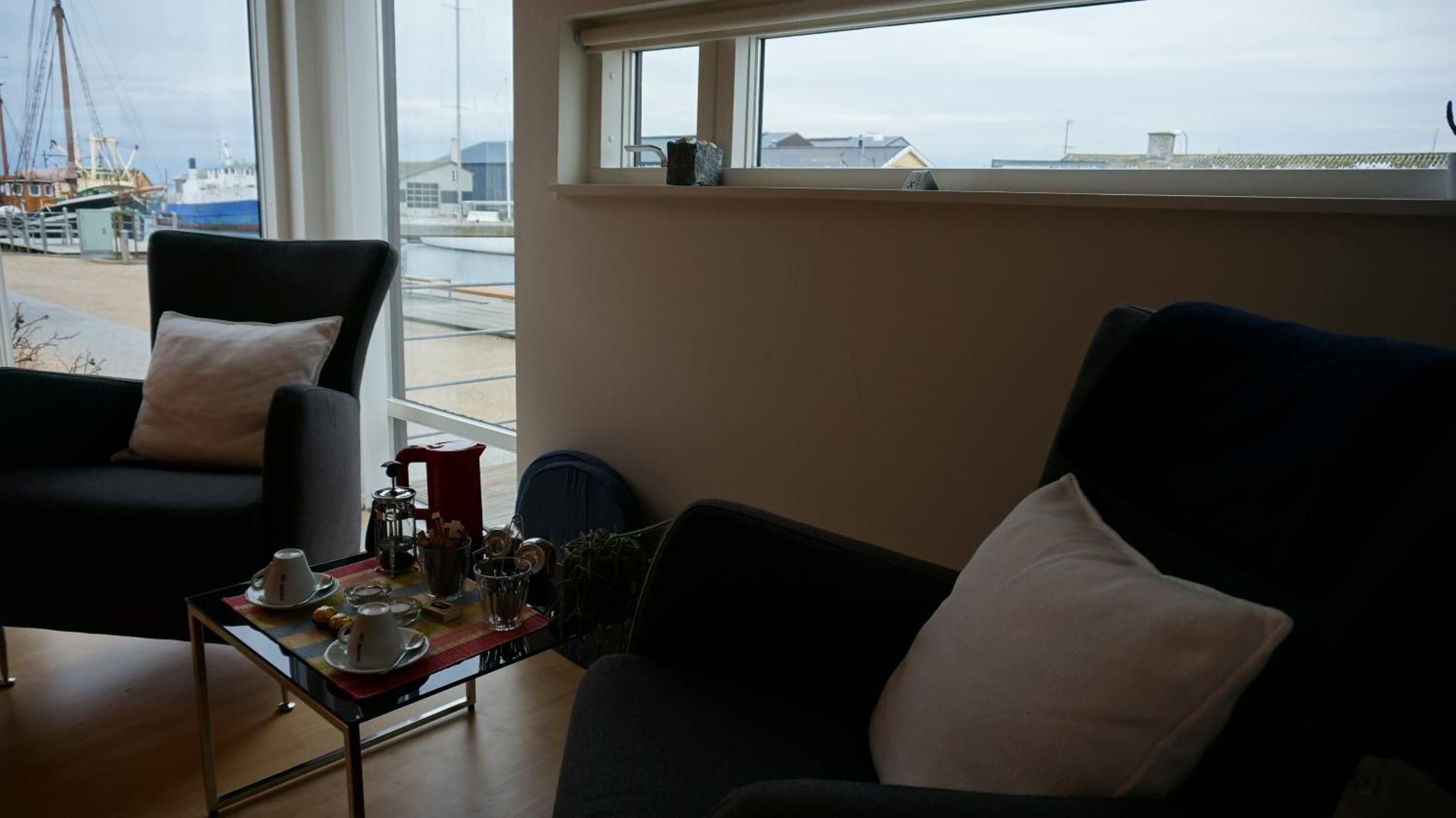 40-inch flat-screen tv with cable channels, tv