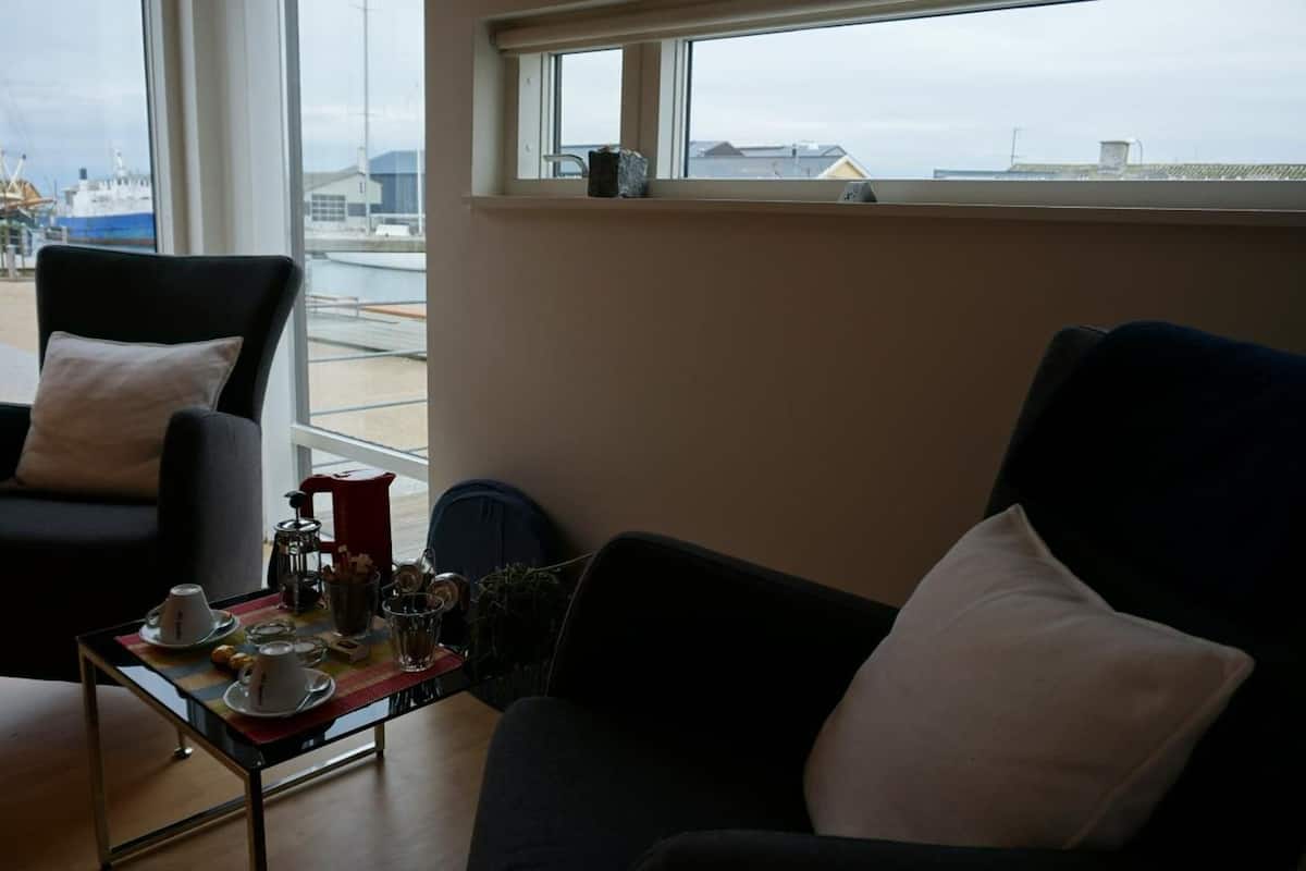 40-inch flat-screen tv with cable channels, tv