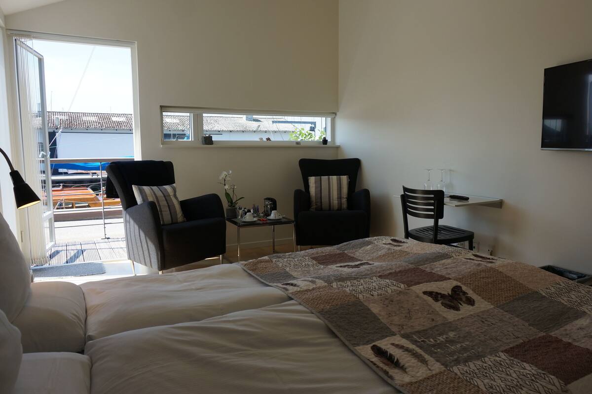 desk, cots/infant beds, rollaway beds, free wifi