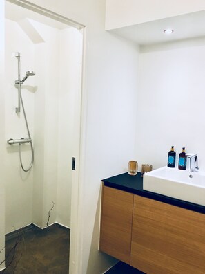 Chambre quadruple, salle de bains commune (Linen Excluded) | Salle de bain