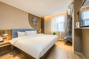 A modern hotel room with a large bed, a bedside table with a lamp, a TV, and a view of the city through large windows. - Homeinn · neo Hotel (Kunming Beijing Road Dongfeng Square Subway Station) (Kunming)