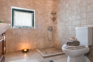 Hus - 2 soveværelser | Badeværelse | Bruser, gratis toiletartikler, hårtørrer, håndklæder