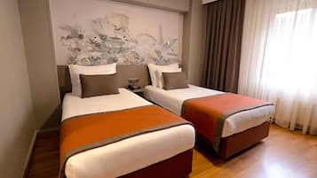 Doppel- oder Zweibettzimmer | Minibar, Zimmersafe, Bügeleisen/Bügelbrett, kostenlose Babybetten