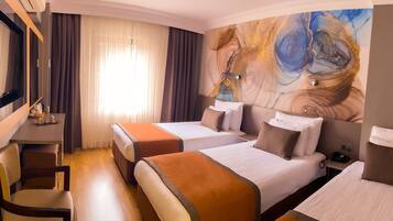 Chambre Triple | Minibar, coffres-forts dans les chambres, fer et planche à repasser