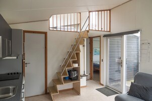 Casa, 2 habitaciones, cocina básica | Zona de estar | Una televisión de pantalla plana