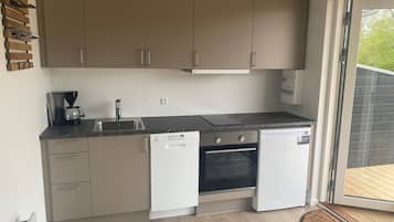 Apartament Deluxe | Cuina privada | Frigorífic petit, forn i placa de cuina