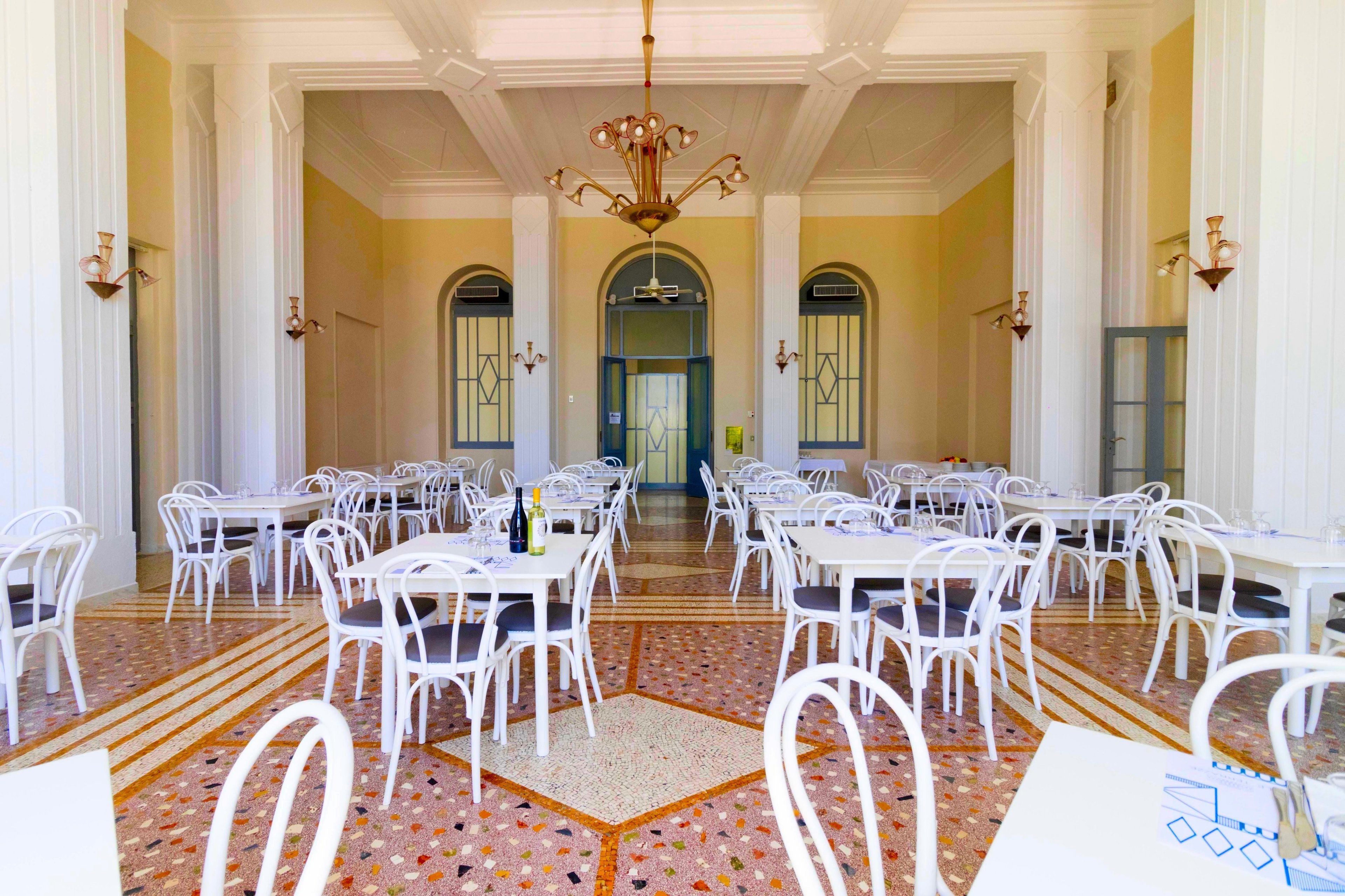 Petit déjeuner et dîner servis sur place