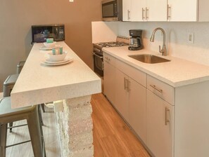 One Bedroom - Comfy Urban Style One Queen Bed & Full Kitchen | Private kitchen | Cleaning supplies, paper towels - Krym - Studios in Wynwood (Miami)