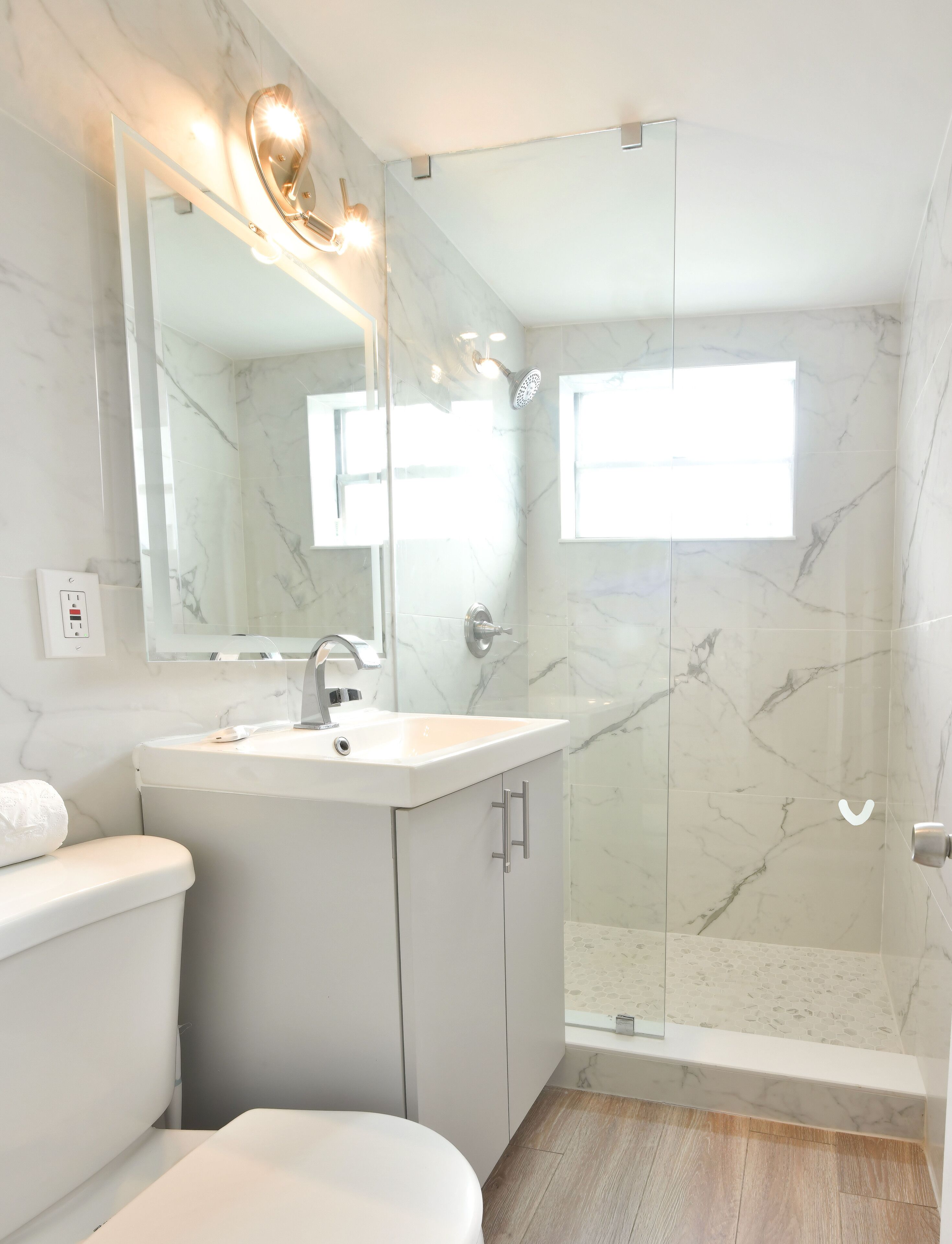 Chic Designer One Bedroom and One Queen Bed Full Kitchen | Bathroom | Shower, free toiletries, hair dryer, towels