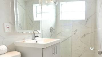 Chic Designer One Bedroom and One Queen Bed Full Kitchen | Bathroom | Shower, free toiletries, hair dryer, towels