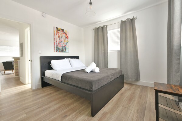 Chic Designer One Bedroom and One Queen Bed Full Kitchen