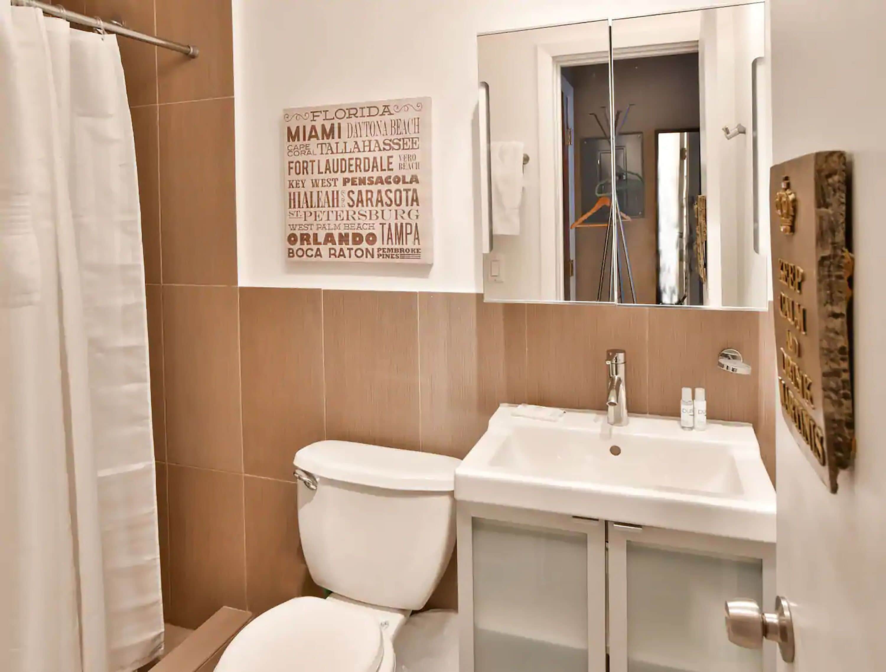 Cool Chic Studio with One Queen Bed | Badkamer | Een douche, gratis toiletartikelen, een haardroger, handdoeken