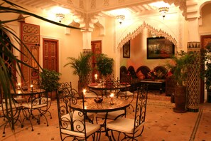 Déjeuner et dîner servis sur place, spécialités Cuisine marocaine