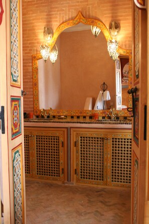 Superior Double Room | Bathroom | Shower, free toiletries, hair dryer, towels - Riad Sofia (Marrakech)