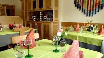 Lunch and dinner served, French cuisine