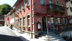 Un edificio rojo con un cartel que dice "HOTEL RESTAURANT COLLIN".