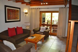 Chalet familiar, 3 habitaciones, para no fumadores | Área de sala de estar | Televisión