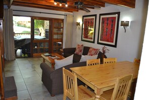 ファミリー シャレー 3 ベッドルーム 禁煙 | リビング エリア | テレビ