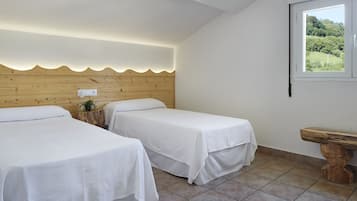 Twin Room | Individually decorated, individually furnished, desk, laptop workspace