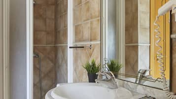 Quadruple Room | Bathroom