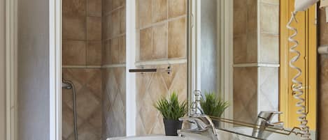 Habitación cuádruple | Baño | Regadera, amenidades de baño gratuitas, secadora de cabello, bidet