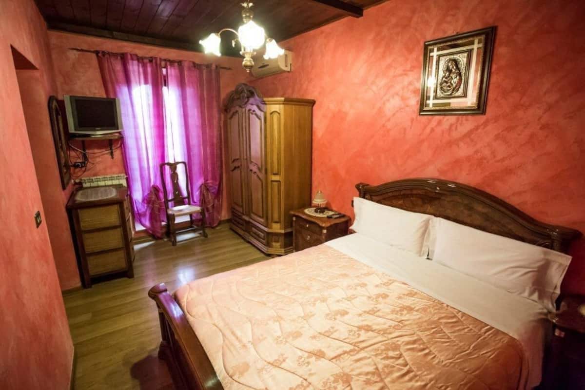 1 bedroom, premium bedding, minibar, in-room safe
