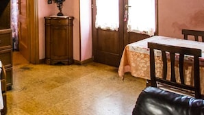 A bedroom with a single bed, a small table, and a chair. - Country House Le Vedute (Trevi)