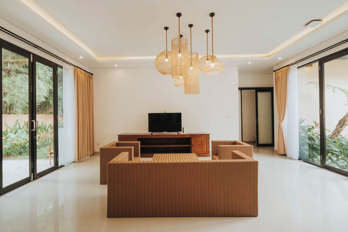 40-inch LED TV with cable channels, TV
