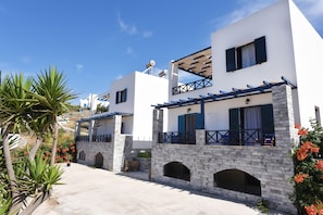 Front of property - Glafki Studios & Apartments (Syros)