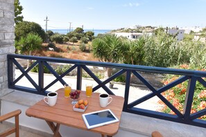 Deluxe Room | Soundproofing, iron/ironing board, free cots/infant beds, free WiFi - Glafki Studios & Apartments (Syros)