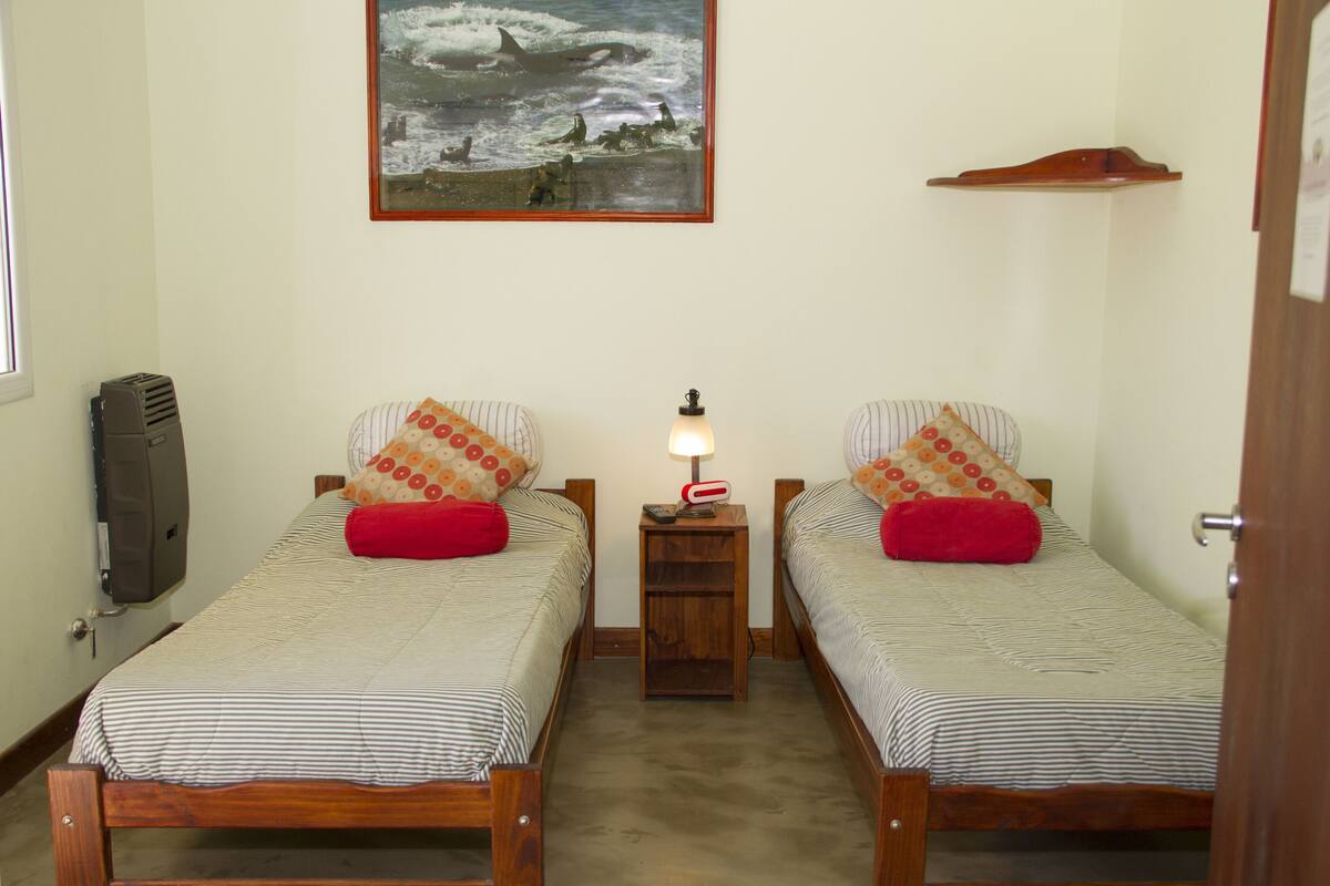 Literie de qualité, couette en duvet, lit avec matelas à plateau-coussin