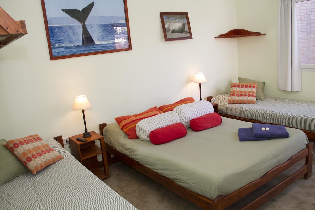 Vierbettzimmer, Mehrere Betten, eigenes Bad | Hochwertige Bettwaren, Daunenbettdecken, Pillowtop-Betten