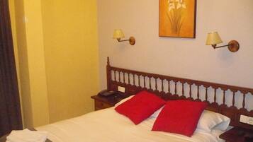 Habitación con 1 cama doble o 2 individuales | Cortinas opacas, tabla de planchar con plancha, cunas (de pago)