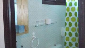 Artículos de higiene personal gratuitos, secador de pelo y toallas