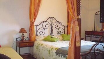 Cortinas opacas, tabla de planchar con plancha, cunas (de pago)