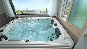 Ein Whirlpool mit Blick auf das Meer.