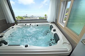 Geumja Room | Jetted bathtub - Dalja Pension (Jeju City)